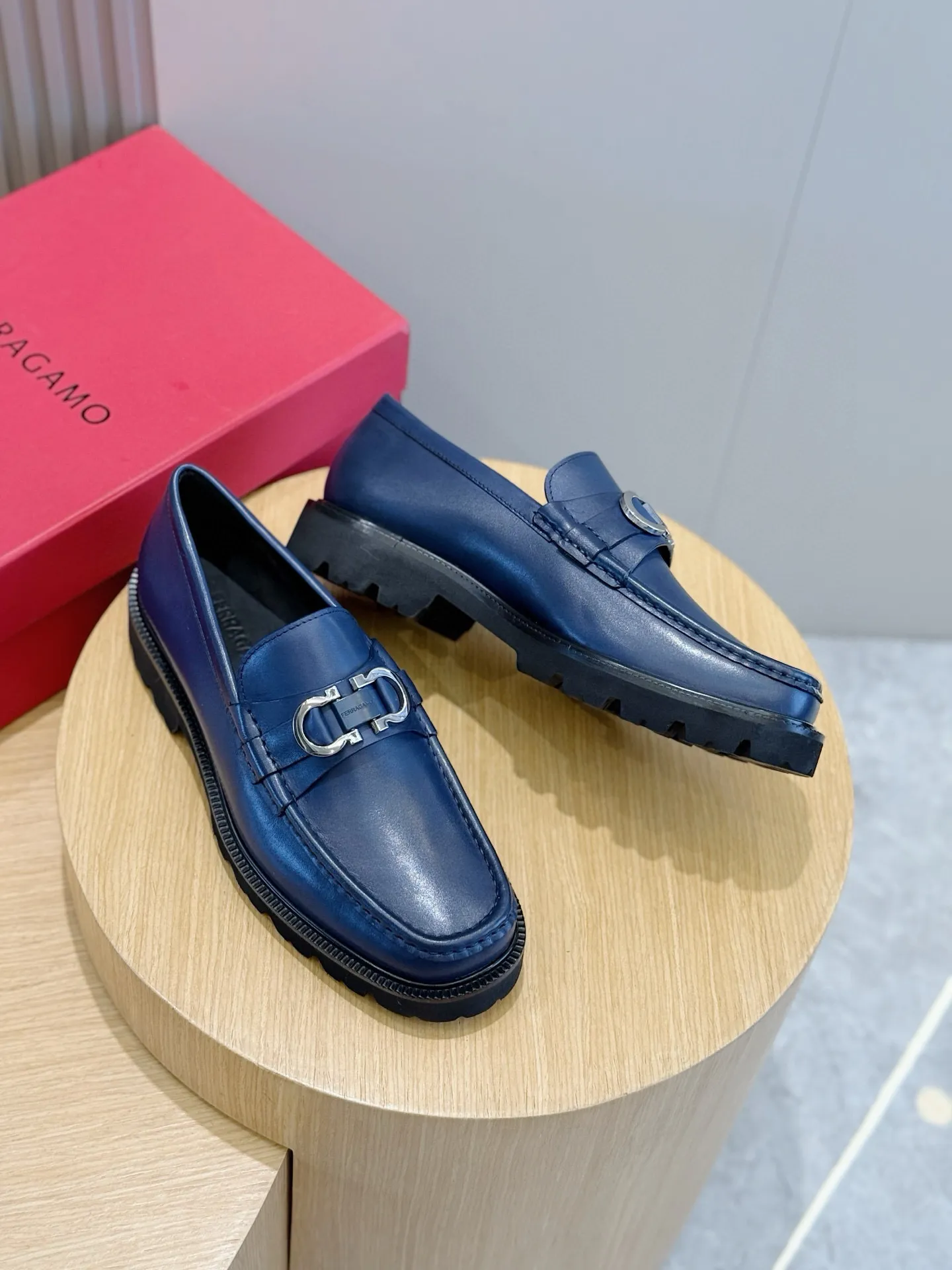 [Ferragamo] Top P: 760💰 Number of yards: 39~44 (38.45. Customized, non-returnable) Ferragamo men's leather derby shoes. The new derby shoes are light in texture and cool in style. They adopt exquisite eyelet uppers and novelly define urban trends. Made of brushed cowhide, it has a plump and rounded toe box and is decorated with delicate wingtip decorative details. Imported cowhide + cowhide lining.